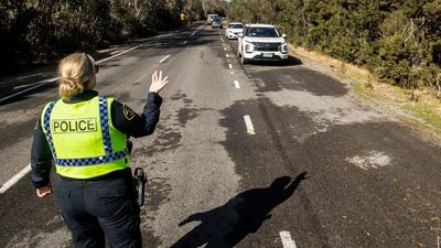 Bushfire forces people to sleep in cars as threat eases