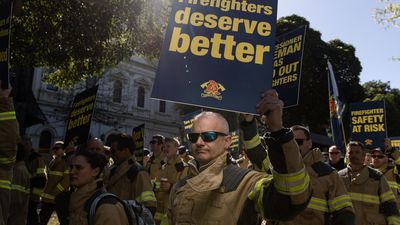 Firies march on Vic parliament as pay dispute deepens