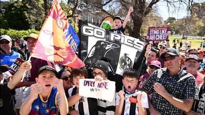 Magpies fans swoop as Lions fans roar at AFL parade