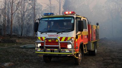 Sydney on high alert as 100 fires burn around the state