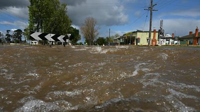 More than 100 Vic homes may be inundated as rivers rise