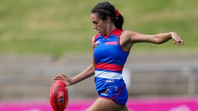 Bulldogs' grim AFLW season continues in loss to Blues