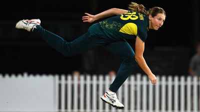 Ellyse Perry holds off from bowling, Darcie Brown hurt