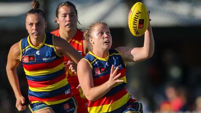 Undefeated Crows outclass Bulldogs in AFLW finals chase