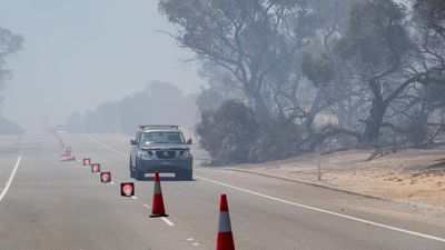 Hospital evacuated, residents urged to flee WA bushfire