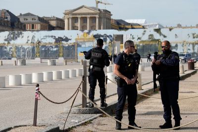 Watch view of Versailles Palace following bomb alert