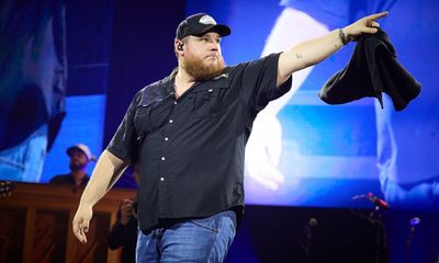 Luke Combs review – country star ploughs the middle of the road