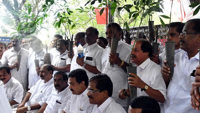 Rubber farmers’ stage Raj Bhavan dharna