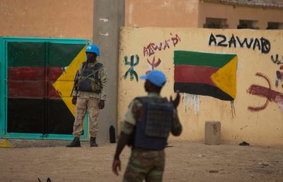 U.N. peacekeepers in Mali withdraw from two bases in the north as fighting intensifies