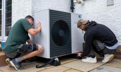 Low income UK homes ‘should be given free heat pumps’ to meet climate targets – but hydrogen ruled out