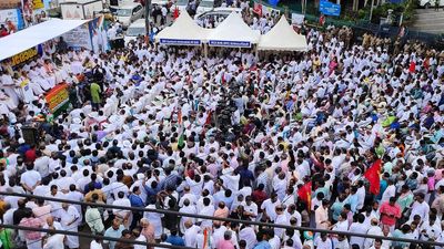 Hundreds of Opposition UDF workers besiege Kerala Secretariat spotlighting LDF government’s ‘wrongdoings’
