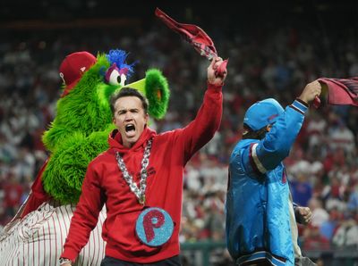 The cast of It’s Always Sunny in Philadelphia hyped up the Phillies NLCS crowd and it rocked