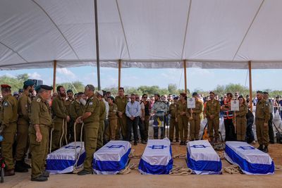 Hundreds mourn as Israeli family of 5 that was slain together is laid to rest