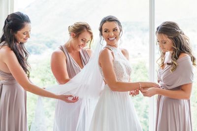 Bride praised after threatening to fire her sister as a bridesmaid