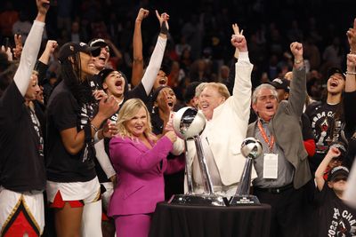 Mark Davis celebrated the Las Vegas Aces’ WNBA championship with a hilariously awkward dance