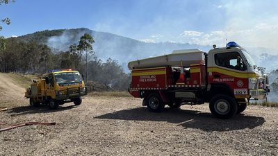 Residents told not to return home as bushfires burn