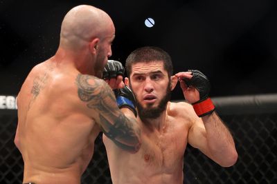 Islam Makhachev demands two words from Alexander Volkanovski at UFC 294 press conference