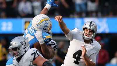 Raiders coach won’t say which QB will start vs. Bears