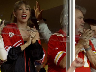 Travis Kelce reacts to Taylor Swift’s NFL moment with his dad Ed