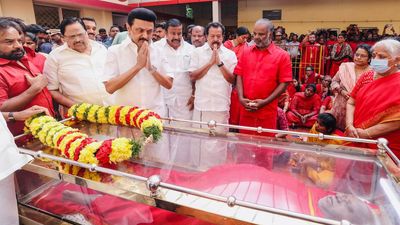 Devotees bid farewell to Bangaru Adigalar