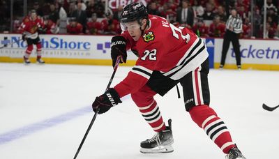 How Blackhawks defensemen work on moving puck safely, quickly in transition