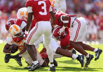 Alabama uses scoop and score to break away from Tennessee