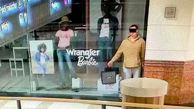 A Bloke Pulled Off A Jewellery Heist By Standing Still For 2 Hrs Pretending To Be A Mannequin