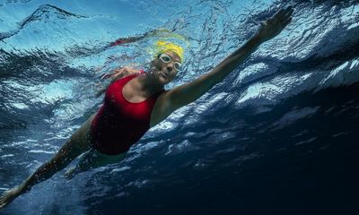 Nyad review – Annette Bening and Jodie Foster delight in marathon swimming biopic