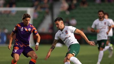 Jets snatch 2-2 draw with Glory after injury-time drama
