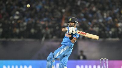 Kohli masterminds India’s chase after Shami burst