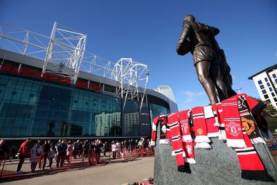 Such a good man – David Moyes hails Sir Bobby Charlton help as fans pay tribute
