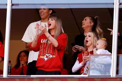 11 photos of Taylor Swift going through all the emotions watching Travis Kelce at the Chiefs game