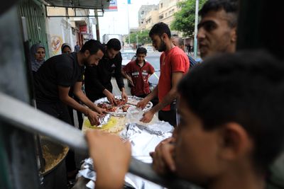 ‘Beautiful solidarity’: Cooking for displaced Palestinians in southern Gaza