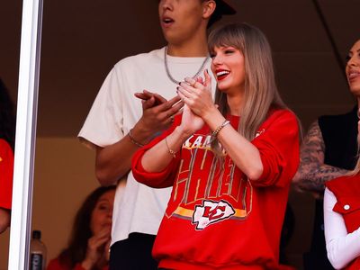 Taylor Swift and Travis Kelce send messages to each other with friendship bracelets