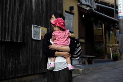 Cash Can’t Fix Japan’s Fertility Crisis