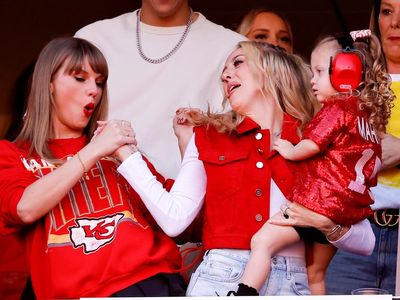Taylor Swift and Brittany Mahomes show off special handshake at Kansas City Chiefs game