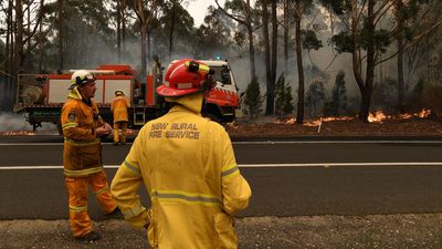 Arson probe into major bushfire as extreme risks near