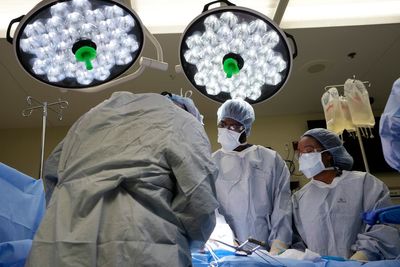 Few transplant surgeons are Black. Giving medical students a rare peek at organ donation may help