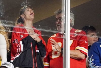 Travis Kelce’s dad says Taylor Swift isn’t a ‘diva’
