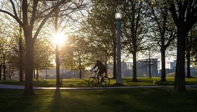 Chicago nears record-breaking temperatures with high of 80 degrees