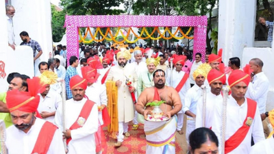 Bobbili Samsthan's 15th generation royalty observes traditional Ayudha Pooja to ancestral artefacts
