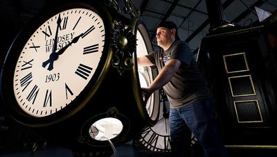 What time does the sun rise and set and how it will change when the clocks go back?