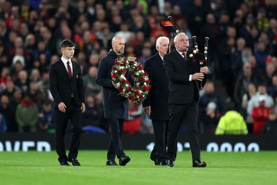 Manchester United pay emotional tribute to Sir Bobby Charlton before FC Copenhagen match