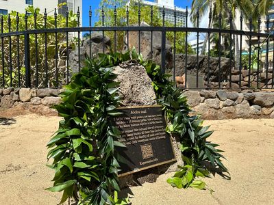 Honolulu tells story of healers with dual male and female spirit through new plaque in Waikiki