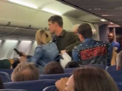 Man grabs woman’s phone out of her hand as he’s being kicked off plane