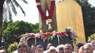 CM Siddaramaiah unveils statue of horticulture expert Mari Gowda
