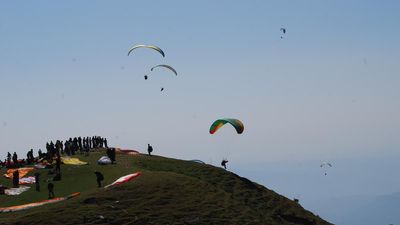Paragliding pre-world cup begins in Bir with gliders from all over the world