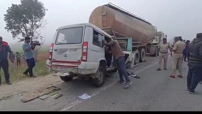Thirteen migrant workers from Andhra Pradesh killed in road accident at Chikballapur in Karnataka