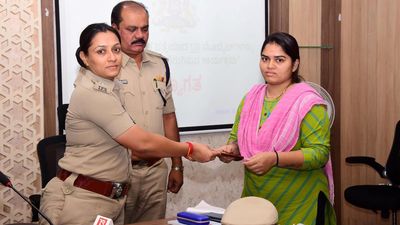 Police help return 130 stolen mobile handsets to their owners in Davangere