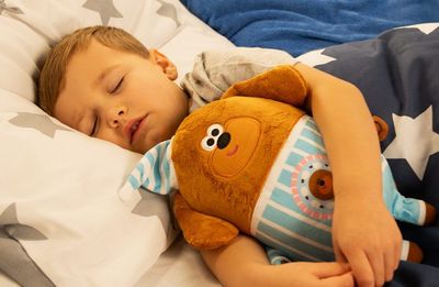 Parents Struggle To Get Kids To Sleep, Spend An Hour Each Night